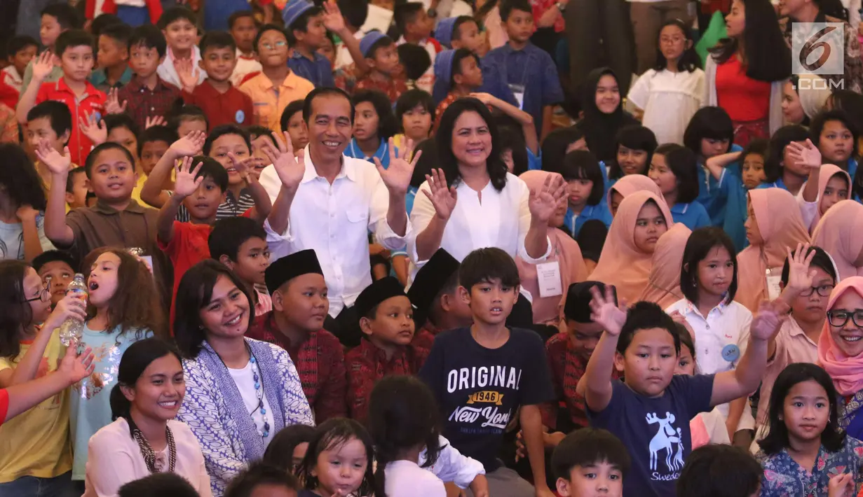 Presiden Jokowi dan Ibu Negara Iriana, foto bersama dengan anak-anak dari beberapa sekolah di Istana Merdeka, Jakarta, Jumat (20/7). Kegiatan tersebut dalam rangka mengumumkan dan menampilkan lomba cipta lagu anak tahun 2018. (Liputan6.com/Angga Yuniar)