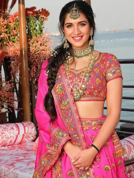 Radhika merupakan putri dari pasangan Shaila Merchant dan Viren Merchant, yang adalah CEO Encore Healthcare, sebuah perusahaan farmasi terkenal di India. [Foto: Instagram/bridestodayin]