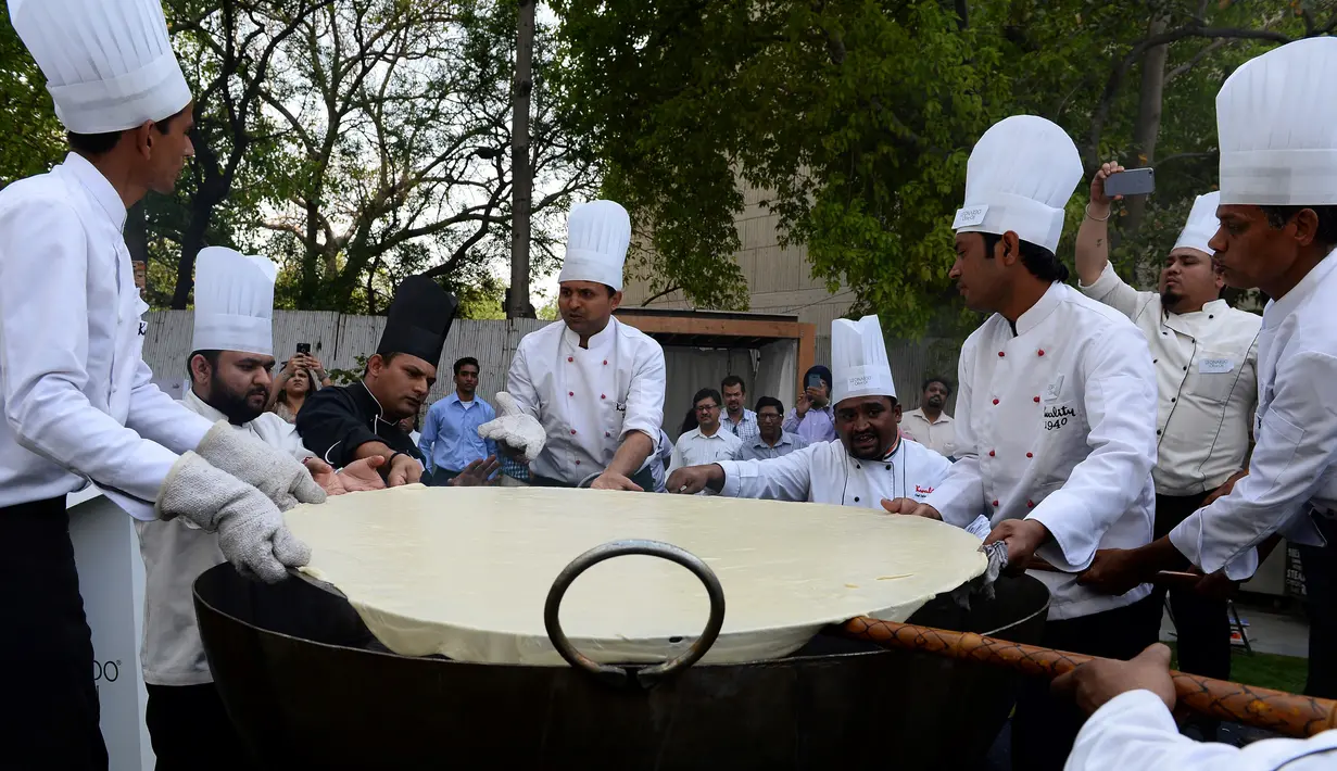 Adonan roti goreng Bhatura dengan diameter 147 cm siap untuk digoreng, India, New Delhi, Kamis (6/4). Penyelenggara berharap Bhatura buatan mereka bisa memecahkan rekor Bhatura  terbesar di India. (AFP PHOTO / SAJJAD HUSSAIN)