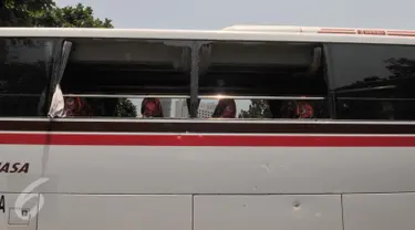 Sebuah bus mengalami kerusakan akibat aksi anarkis di tol Gatot Subroto, Jakarta, Sabtu (17/10/2015). Atmosfer Jakarta semakin memanas jelang laga final Piala Presiden antara Sriwijaya FC versus Persib Bandung. (Liputan6.com/Andrian M Tunay)