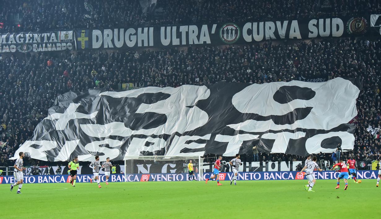 Aksi suporter Juventus saat laga melawan Napoli dalam lanjutan Serie A Italia di Stadion Juventus, Turin, (13/2/2016). (AFP/Giuseppe Cacace)