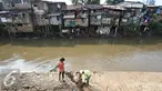 Bangunan semi permanen berdiri di bantaran Sungai Ciliwung, Bukit Duri, Jakarta (29/3). Relokasi tahap kedua dipastikan akan dilanjutkan pada akhir Mei mendatang, meski sebagian warga menolak dan menuntut ganti rugi. (Liputan6.com/Immanuel Antonius)
