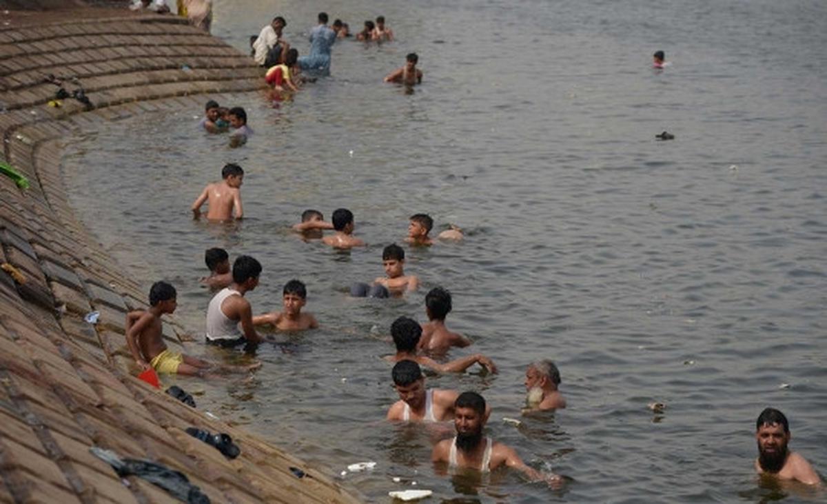 Akibat gelombang panas, banyak warga Pakistan "tidur" di sungai