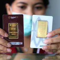 Petugas memperlihatkan emas batangan di Galeri 24 Pegadaian Kota Tangerang, Banten, Kamis (11/6/2020). Harga emas PT Aneka Tambang Tbk (Antam) pada hari ini naik Rp 12.000 menjadi Rp 893 ribu per gram dibanding sebelumnya. (Liputan6.com/Angga Yuniar)