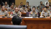 Kapolri Jenderal Polisi Idham Azis (kedua kanan) saat rapat kerja perdana dengan Komisi III DPR di Kompleks Parlemen, Jakarta, Rabu (20/11/2019). Rapat membahas anggaran, pengawasan, dan isu-isu terkini di Indonesia termasuk bom bunuh diri di Polrestabes Medan. (Liputan6.com/JohanTallo)