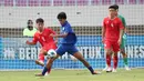 Aksi gelandang Timnas Vietnam U-16, Dau Hong Phong dalam laga semifinal Piala AFF U-16 2024 melawan Timnas Thailand U-16 di Stadion Manahan, Solo, Jawa Tengah, Senin (1/6/2024) sore WIB. (Bola.com/Abdul Aziz).