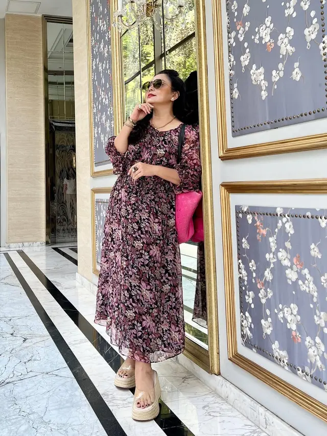 Model Gamis Mayangsari yang Bikin Penampilannya Selalu Berkelas/Instagram @mayangsari_official