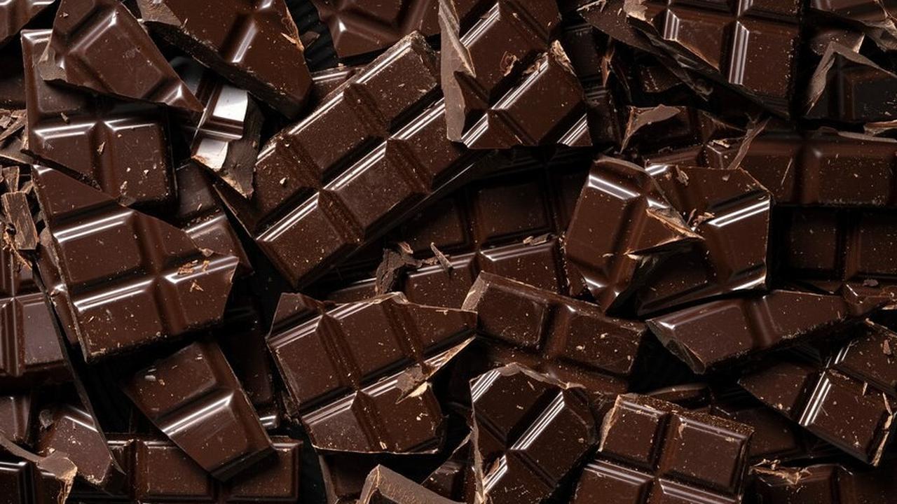 Ilustrasi Makan Cokelat