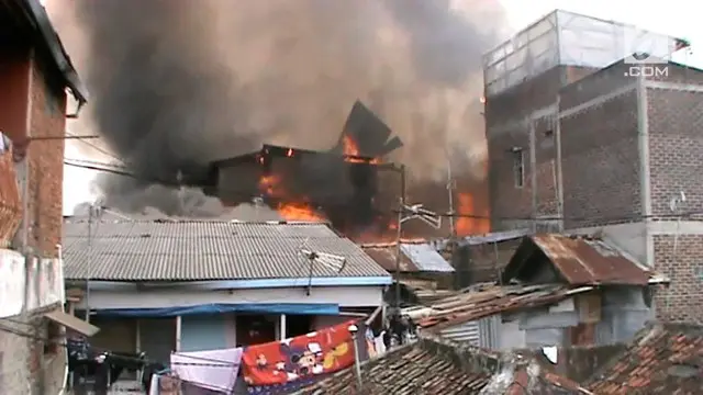 Bocah enam tahun tewas mengenaskan terjebak dalam kobaran api, yang menghanguskan puluhan rumah di kawasan Malabar, Bandung. 