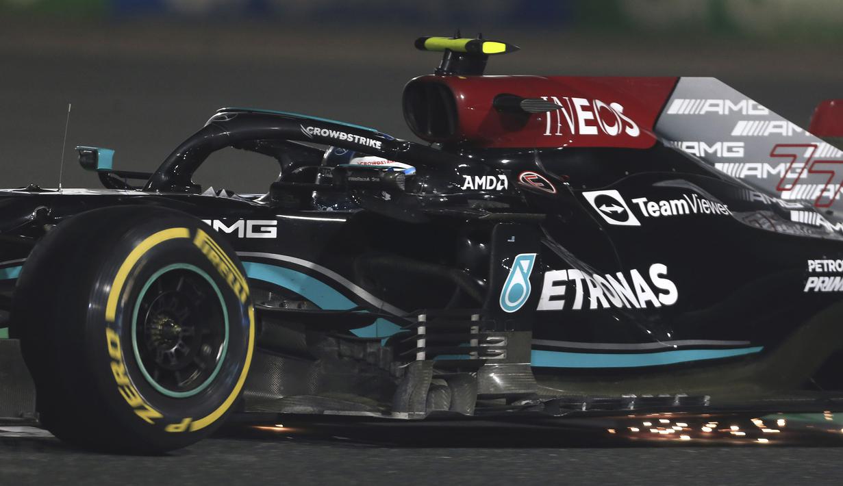 Sementara itu, rekan setim Lewis Hamilton, Valtteri Bottas harus bernasib apes usai mengalami pecah ban pada lap ke-34. Ia harus 'menyeret' mobilnya ke pit stop untuk mengganti ban yang lain. Hal tersebut membuat posisinya melorot dari P3 menjadi P14. (AP/Darko Bandic)