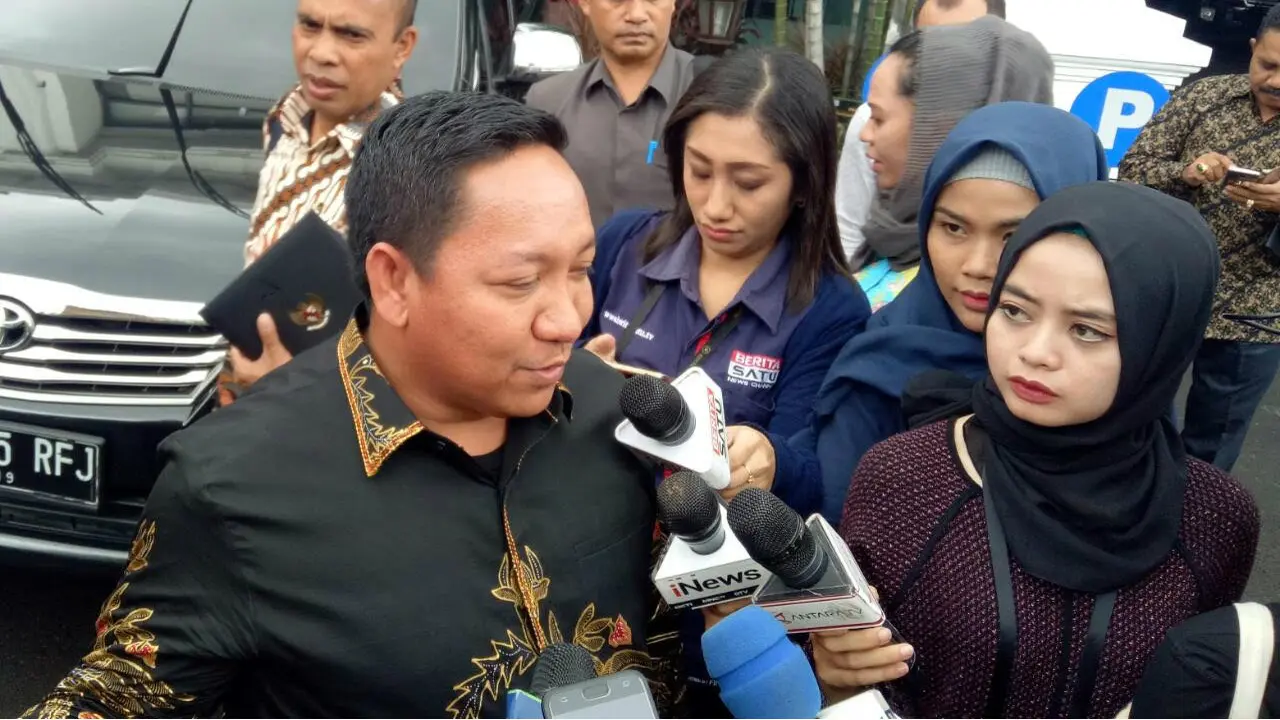 Bupati Taliabu Aliong Mus usai bertemu Presiden Jokowi di Kompleks Istana Kepresidenan Jakarta.