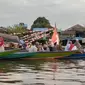 Tradisi unik yang masih bertahan di Desa Jantur Baru adalah mengarak calon jemaah haji dengan perahu. (YouTube/Arian Channel)