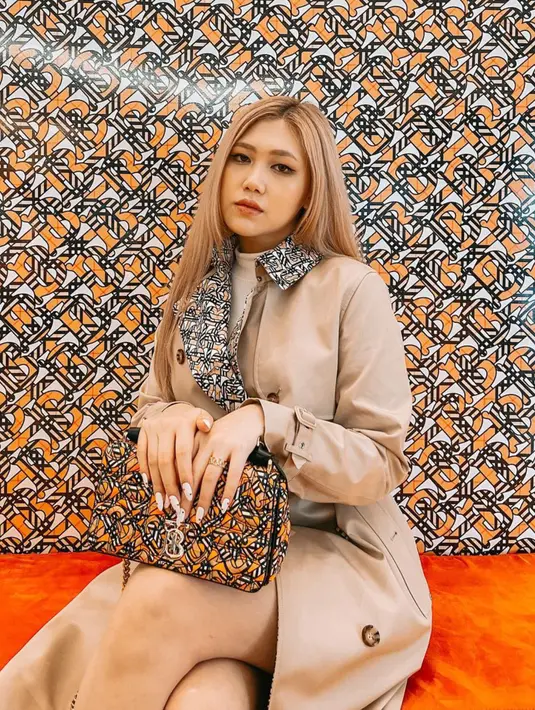 Alex tampil formal mengenakan coat berwarna coklat dengan rambut lurus tergerai. Meskipun memiliki paras yang mirip dengan Rosé, Alex dikenal pengguna TikTok karena kemampuannya dalam mengolah berbagai makanan. (Instagram/@michelealex)