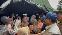 Korban terdampak banjir di Kabupaten Bireuen, Provinsi Aceh tak lagi bisa menyembunyikan kesedihannya saat bertemu Presiden Prabowo Subianto, Minggu (7/12/2025). Dia menceritakan rumahnya hanyut dibawa sungai saat banjir besar datang kepada Prabowo. (Liputan6.com/Lizsa Egeham)