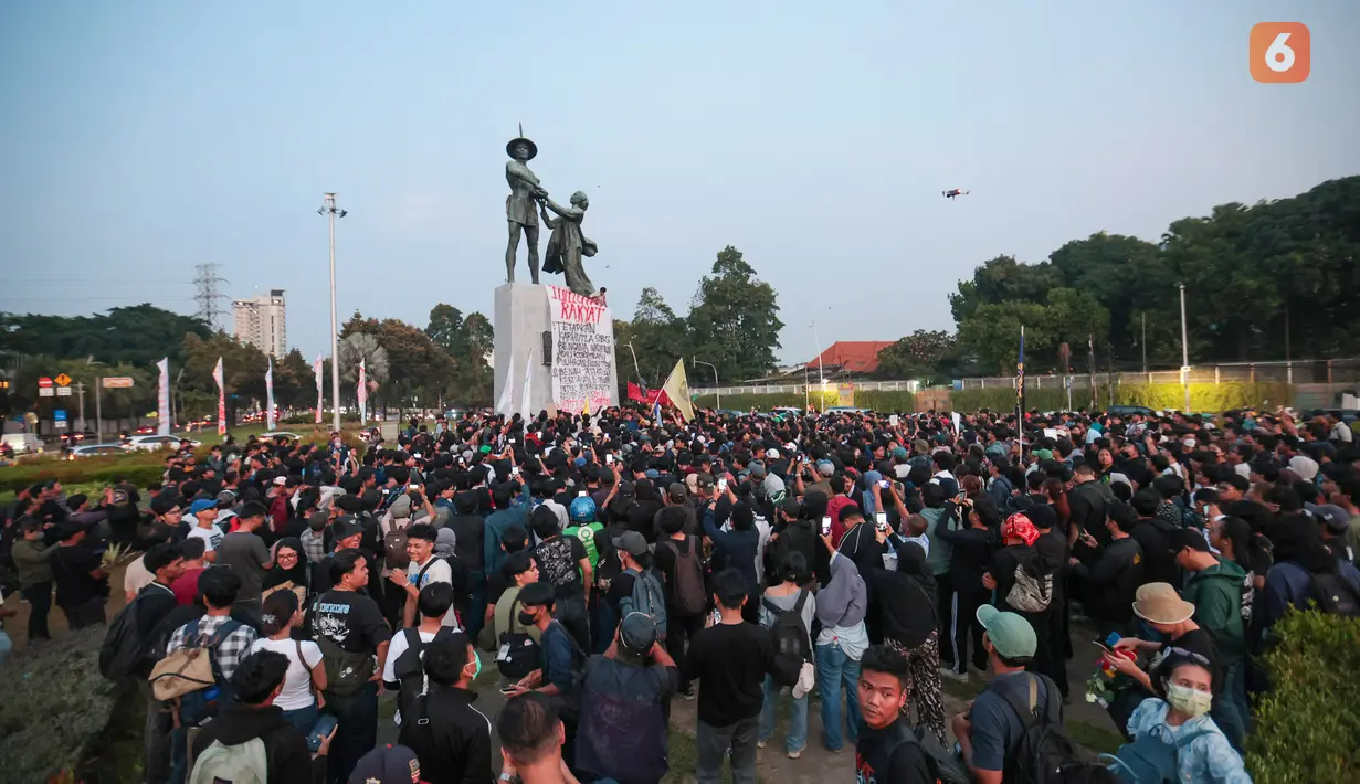 Suasana di kawasan Monumen Tugu Tani, Menteng, Jakarta Pusat, saat aksi Aliansi Mahasiswa Komite Selamatkan Daulat Rakyat (Sadar), Selasa (20/10/2026) sore. Sejumlah mahasiswa memanjat monumen dan membentangkan spanduk raksasa berisi kritik serta tuntutan terhadap pemerintah, bertepatan dengan dua tahun pemerintahan Prabowo-Gibran.(KLY/Budy Santoso)
