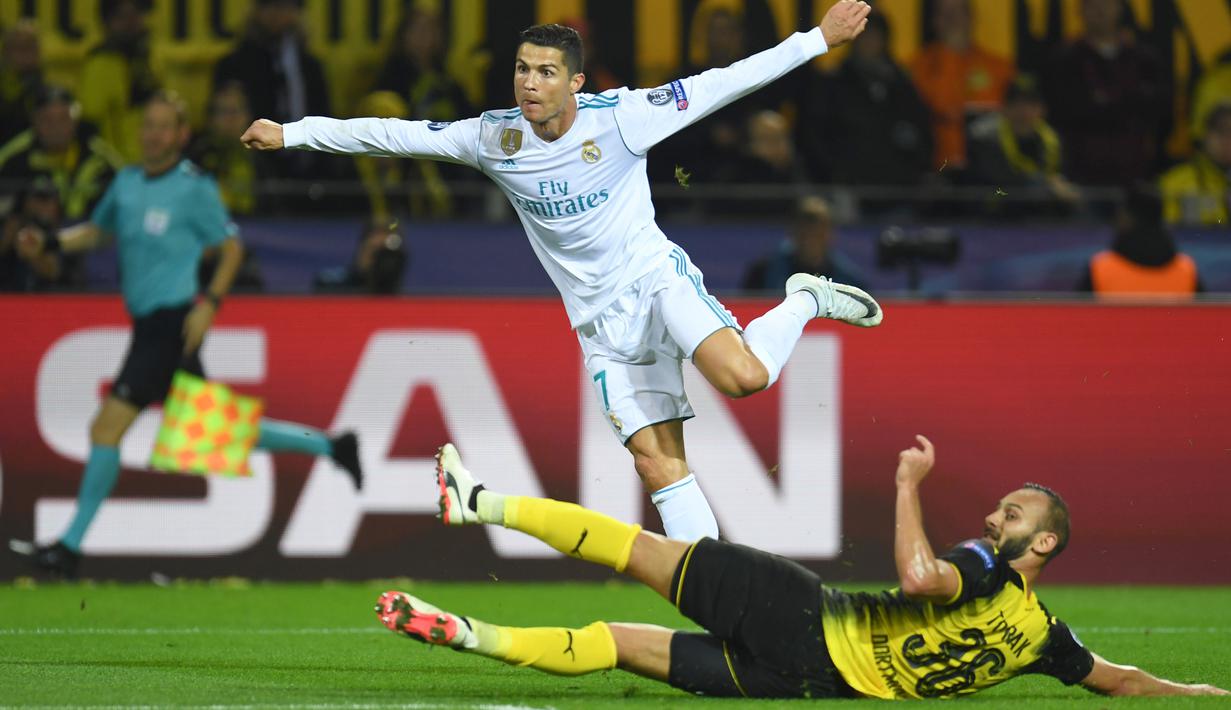 Cristiano Ronaldo (atas) memborong dua gol untuk kemenangan Real Madrid saat melawan Dortmund pada laga grup H Liga Champions di di BVB stadium, Dortmund, (26/9/2017). Madrid menang 3-1. (AFP/Patrik Stpllarz)