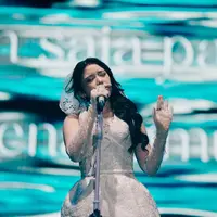 Intip busana panggung Tiara Andini bak pengantin dengan gaun lace coquette (@tiaraandini)