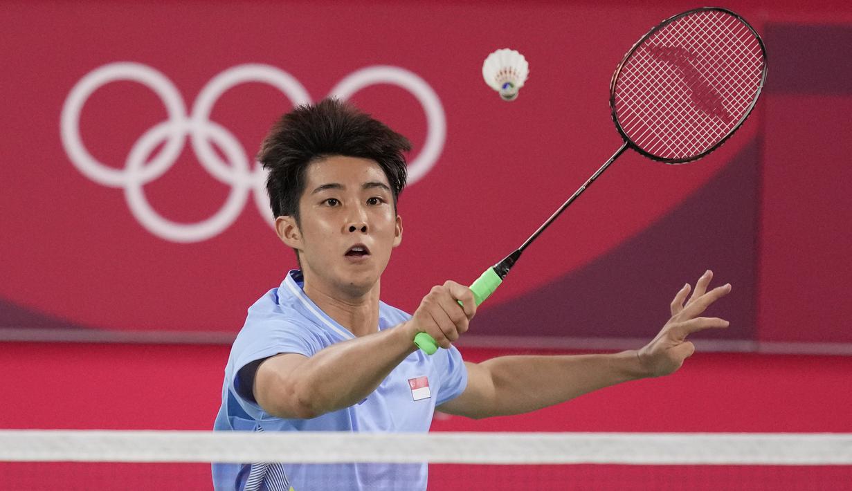 Permainan di gim kedua tak terlalu berubah. Kedua pemain saling serang. Loh Kean Yew bahkan berhasil unggul 8-11 di interval gim kedua. Pebulu tangkis peringkat ke-42 dunia tersebut semakin percaya diri dan berhasil tutup gim kedua dengan skor 21-13. (Foto: AP/Dita Alangkara)