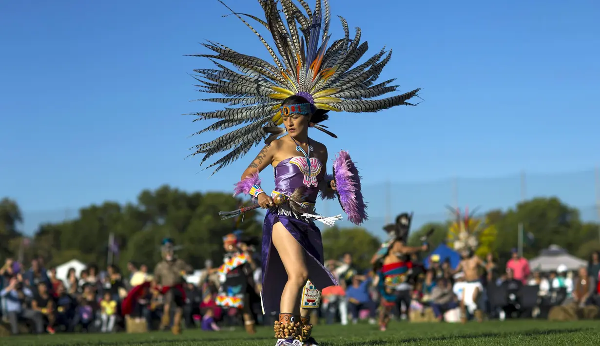 Seorang wanita menari saat perayaan "pow-wow" pada Hari Festival Masyarakat Pribumi di Randalls Island, New York, Minggu (11/10/2015). Hari Columbus diperingati di Amerika setiap awal bulan Oktober. (REUTERS/Eduardo Munoz)