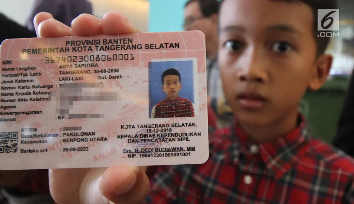 Seorang anak memperlihatkan Kartu Identitas Anak (KIA) yang baru diterima di mal Living Wolrd Alam Sutera, Tangsel, Senin (17/12). Pembuatan KIA di mall itu untuk memudahkan masyarakat yang ingin mendaftarkan identitas anaknya. (Merdeka.com/Arie Basuki)