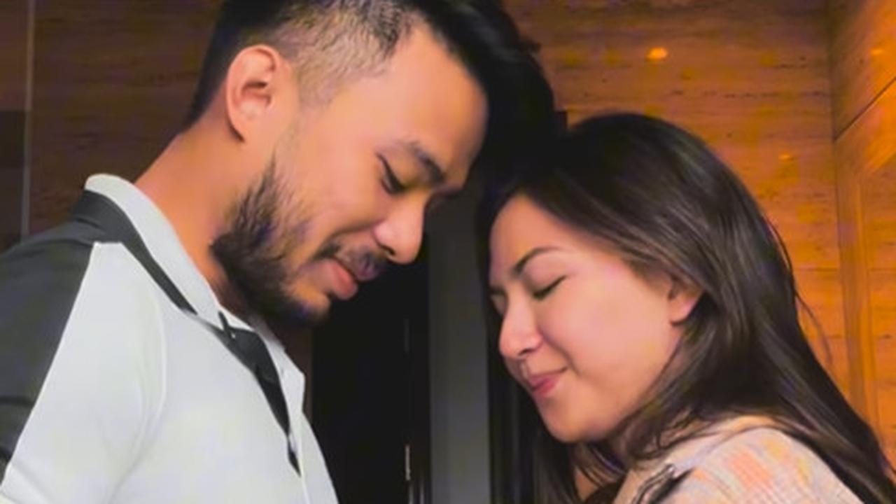 Momen Jessica Mila tunjukan kehamilan pada Yakup Hasibuan. (Foto: Instagram/jscmila)