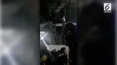 Aksi para biduan bergoyang di atas pohon dan salto di pelaminan bikin geleng-geleng kepala.