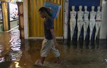 FOTO: Banjir Akibat Hujan Deras Ganggu Aktivitas Perdagangan di Pasar Cipulir