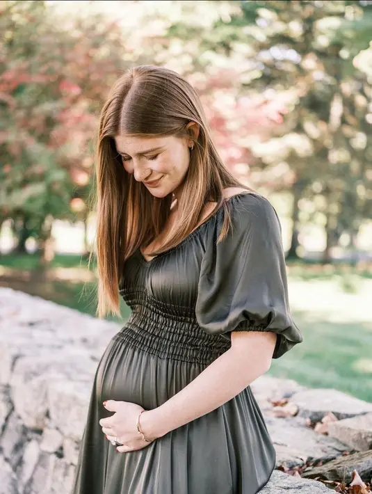 Di sejumlah kesempatan, ia juga terlihat begitu anggun dengan dress sederhana. [Foto: @jenniferkgates]