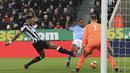 Pemain Manchester City, Raheem Sterling (tengah) mencetak gol ke gawang Newcastle United pada lanjutan Premier League di St James' Park, Newcastle-upon-Tyne, (27/12/2017). Manchester City menang 1-0. (AFP/Lindsey Parnaby)