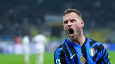 Pemain Inter Milan, Marko Arnautovic, melakukan selebrasi setelah mencetak gol ke gawang Fiorentina pada lanjutan Liga Italia di Stadion Giuseppe Meazza, Selasa (11/2/2025). (AP Photo/Luca Bruno)
