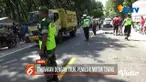 Menurut saksi mata, korban berusaha mendahului truk tronton.