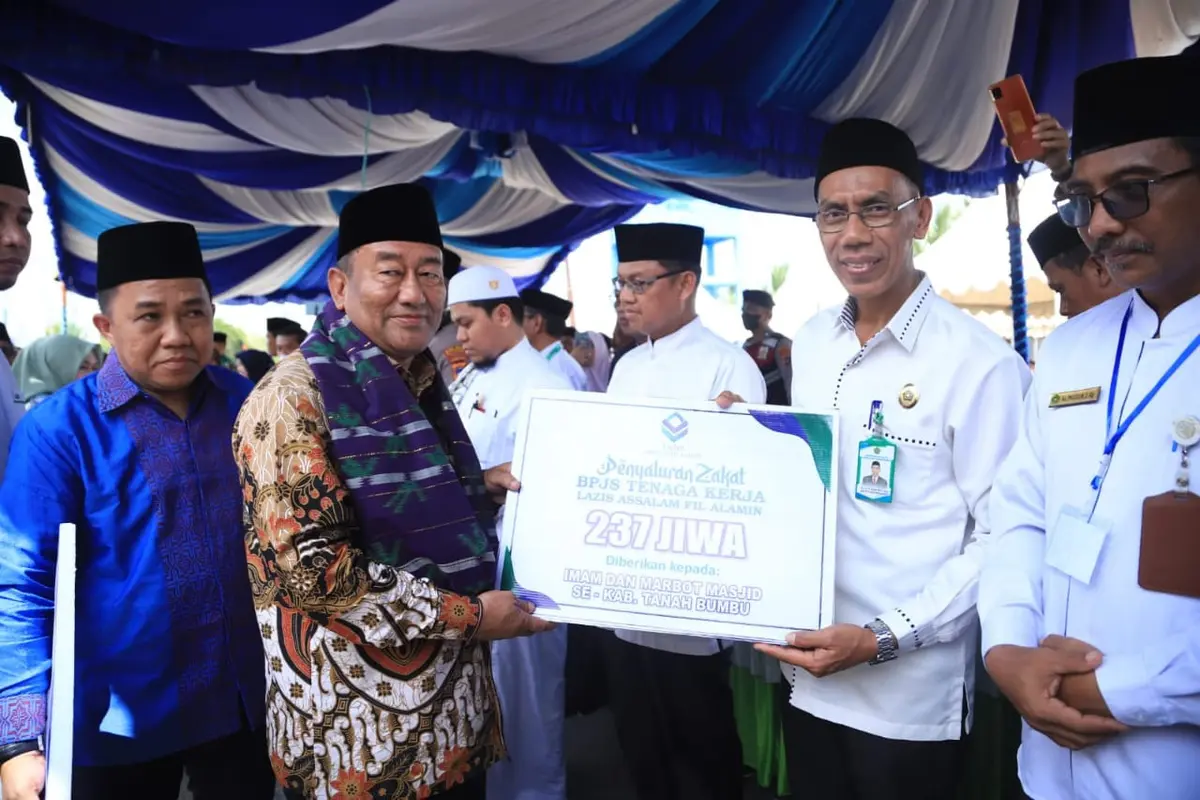 Program Kampung Zakat sebagai cara kebangkitan dan ketahanan ekonomi umat, memanfaatkan potensi penerimaan zakat ditanah air yang saat ini merangkak naik hingga menyentuh angka Rp. 23 Trilyun.