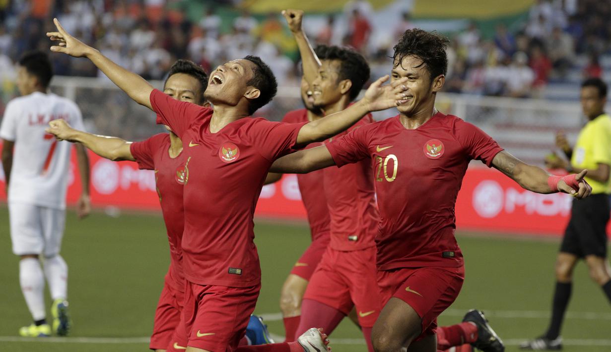 Para pemain Timnas Indonesia U-22 merayakan gol yang dicetak Evan Dimas ke gawang Myanmar U-22 di Stadion Rizal Memorial, Manila, Sabtu (7/12). Indonesia menang 4-2 atas Myanmar. (Bola.com/M Iqbal Ichsan)