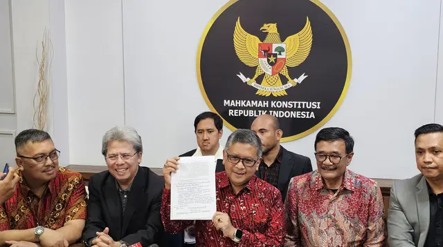Sekjen PDIP menyerahkan amicus curiae dari Megawati Soekarnoputri ke Gedung Mahkamah Konstitusi (MK), Jakarta, Selasa (16/4/2024). (Liputan6.com/ Muhammad Radityo Priyasmoro)