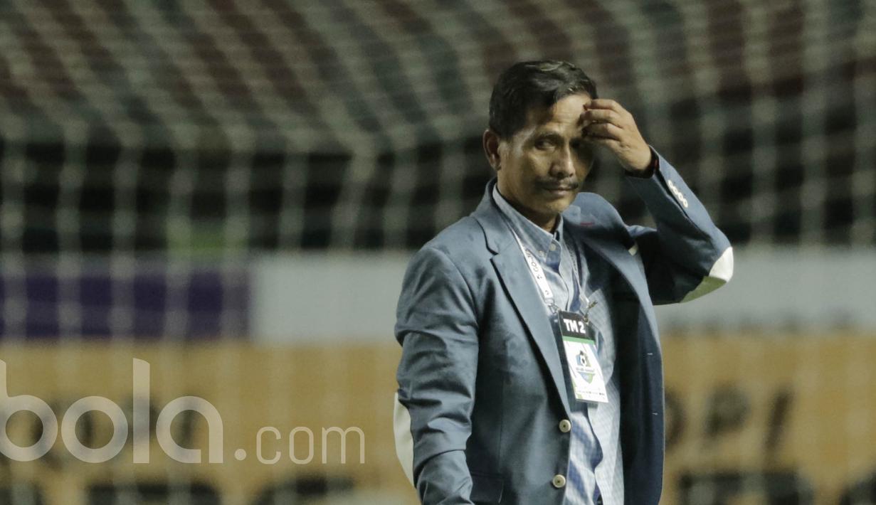 Pelatih Persib, Djajang Nurjaman, saat pertandingan melawan Persiba pada laga lanjutan liga 1 Indonesia di Stadion GBLA, Bandung, Minggu (11/6/2017). Persib menang 1-0. (Bola.com/M Iqbal Ichsan)