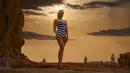 <p>Lalu bagaimana petualangan Barbie dan Ken di dunia manusia ini? Akankah mereka bisa bertahan? Anda bisa mulai menyaksikan aksi mereka di bioskop Indonesia mulai 19 Juli 2023. (Warner Bros. Pictures via AP)</p>