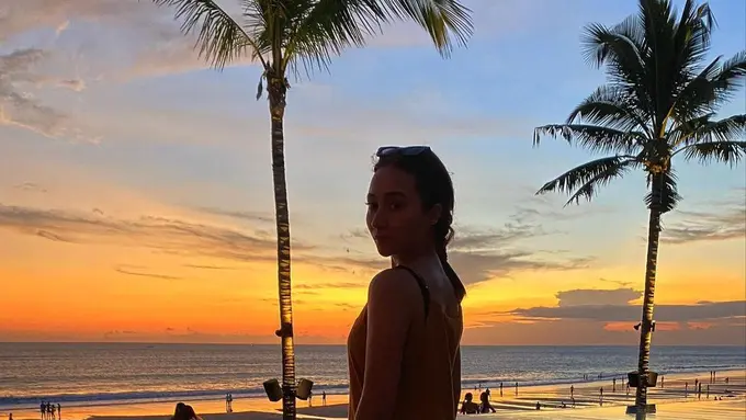 Naomi Zaskia dalam balutan senja. (Instagram @naonomnom)