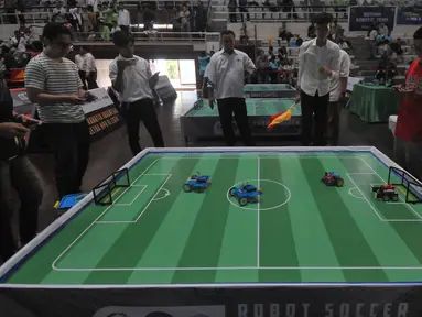 Peserta mengikuti perlombaan kategori soccer dalam Turnamen Robotik Indonesia 2024 di Padepokan Pencak Silat, Taman Mini Indonesia Indah (TMII) Jakarta Jumat (17/5/2024). (merdeka.com/Imam Buhori)