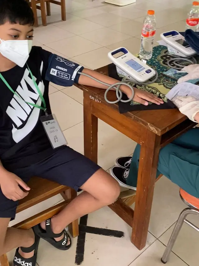 Vaksinasi Covid-19 Anak Usia 6-11 Tahun di RPTRA Gondangdia Menteng Jakarta Pusat. (Foto: Adinda Tri Wardhani - Fimela.com)