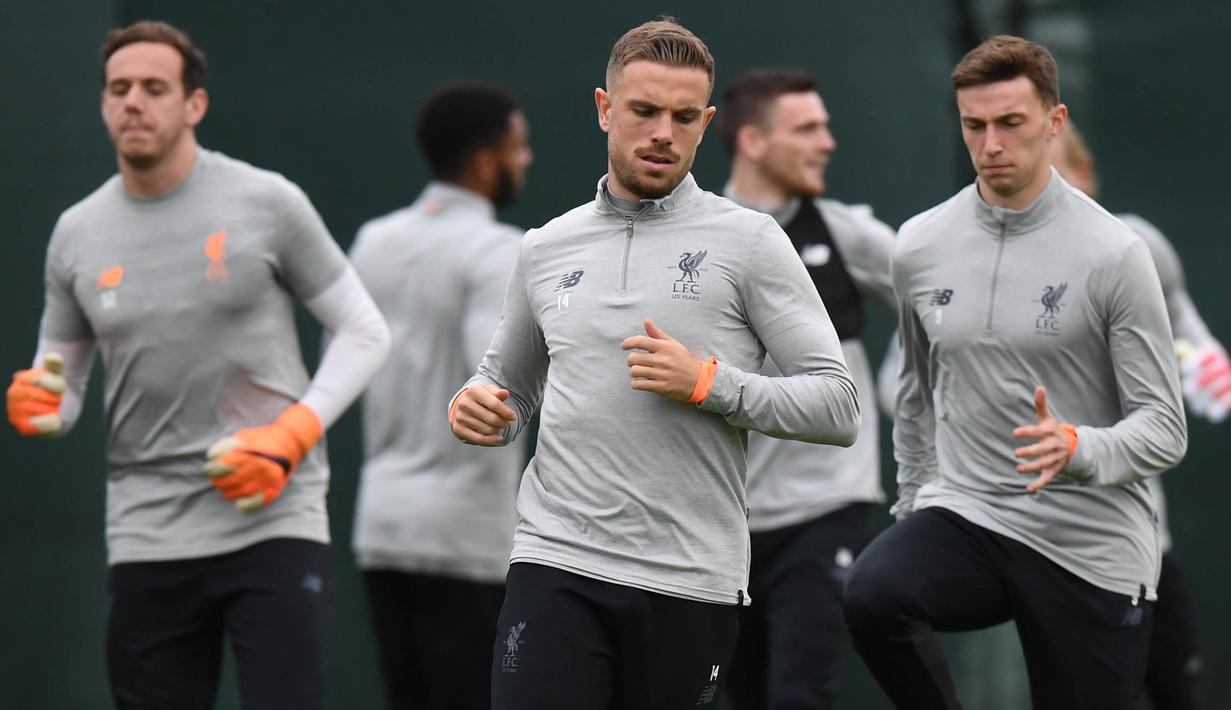 Gelandang Liverpool, Jordan Henderson, tampak serius saat latihan jelang laga Liga Champions di Melwood, Liverpool, Senin (23/4/2018). Liverpool akan berhadapan dengan AS Roma. (AFP/Paul Ellis)