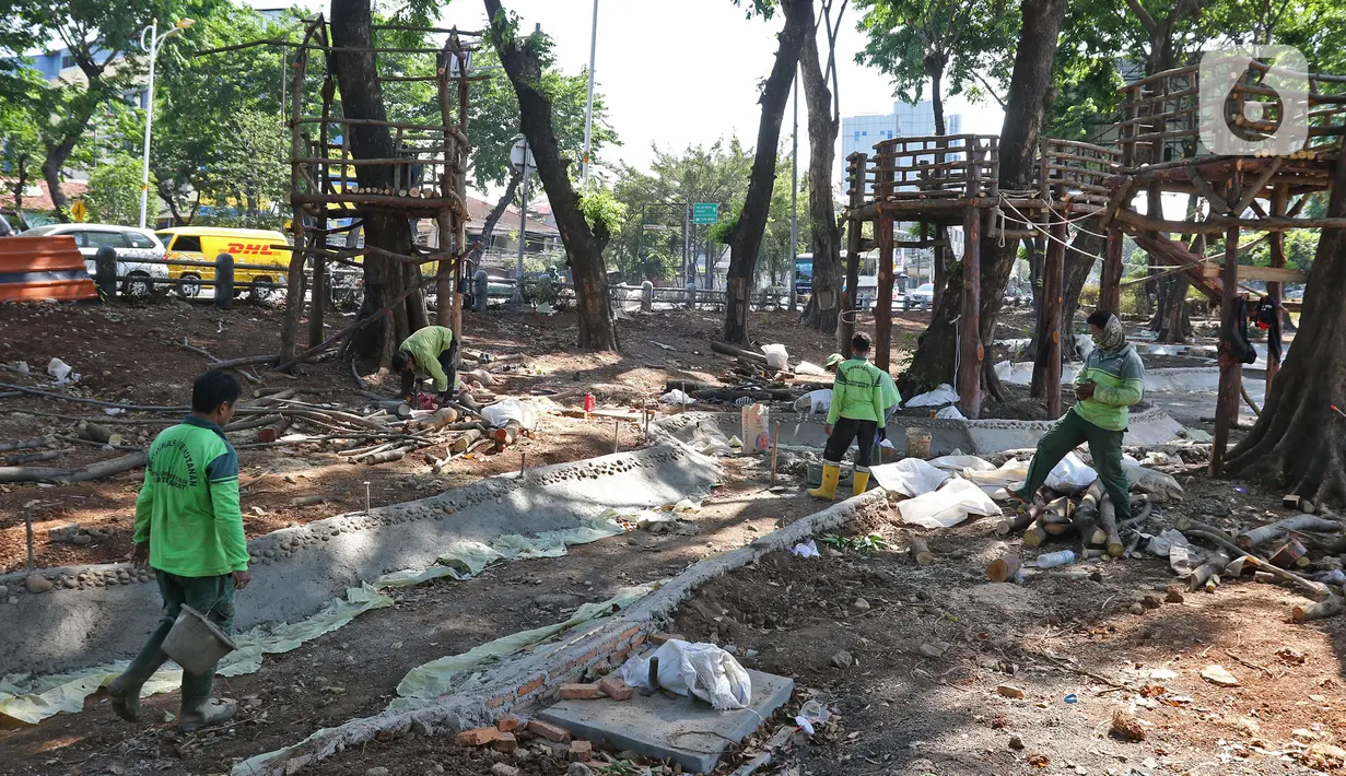 Petugas Dinas Kehutanan Jakarta Barat menyelesaikan pembangunan kolam di kawasan Tomang, Jakarta, Selasa (19/11/2019). Pembangunan taman tersebut dilengkapi dengan rumah pohon untuk menambah ruang bermain anak. (Liputan6.com/Herman Zakharia)