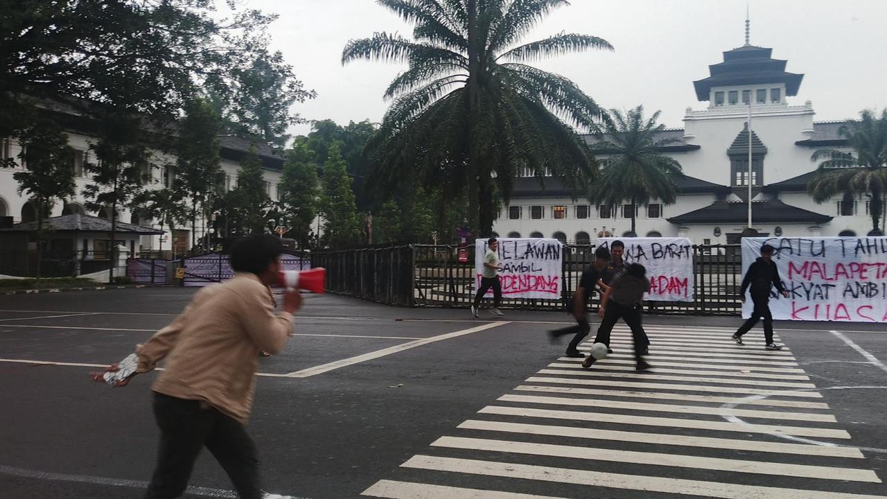 BEM SI Jabar Gelar Aksi Sumpah Pemuda dengan Main Bola di Depan Gedung Sate