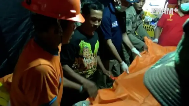 Tim SAR menemukan 2 korban longsor Ponorogo. Keduanya adalah nenek dan cucu yang saat bencana longsor terjadi tengah berada di dalam rumah.