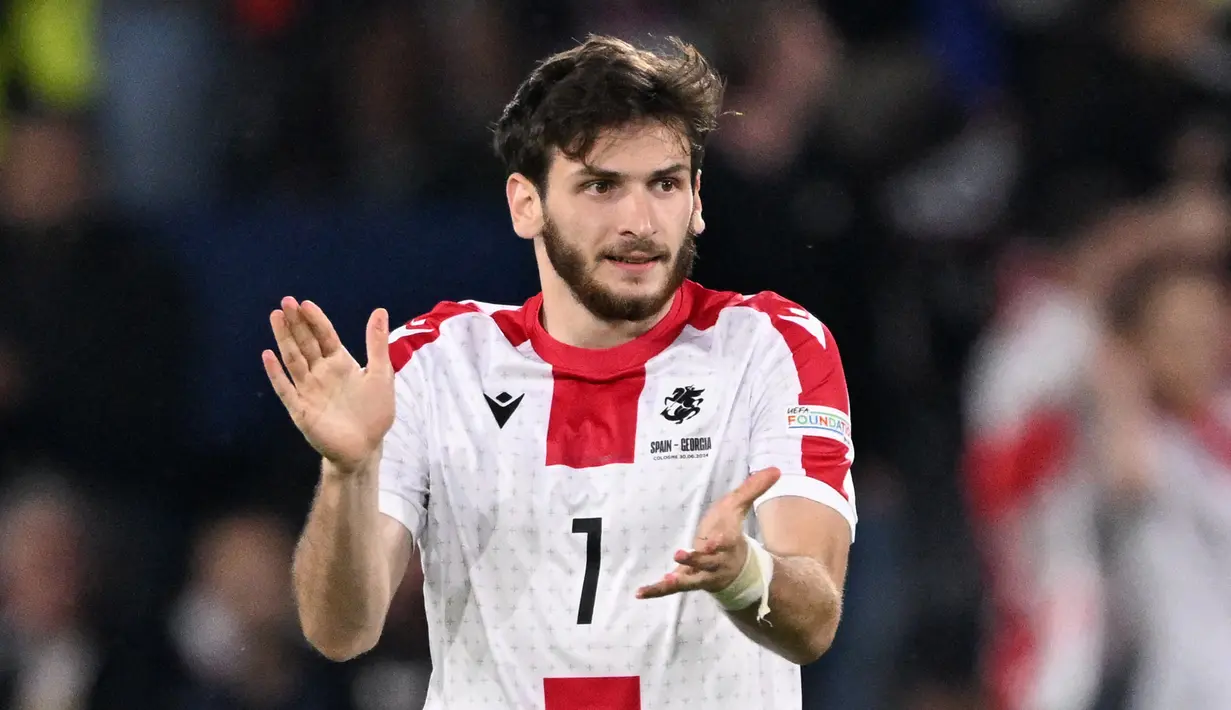 <p>Kvaratskhelia adalah pemain serbabisa yang bisa bermain di kedua sisi sayap atau di tengah. Usia Kvaratskhelia saat ini baru menginjak 23 tahun. Namun, harga bisa menjadi kendala bagi Liverpool dan Napoli termasuk klub yang sulit diajak negosiasi di bursa transfer. (Kirill KUDRYAVTSEV / AFP)</p>