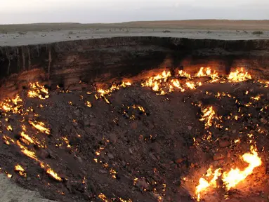Sebuah kawah yang terdapat di gurun Karakum, Turkmenistan ini disebut sebagai pintu ke neraka. Foto diambil pada 11 Juni 2014 (AFP Photo/IGOR SASIN) 