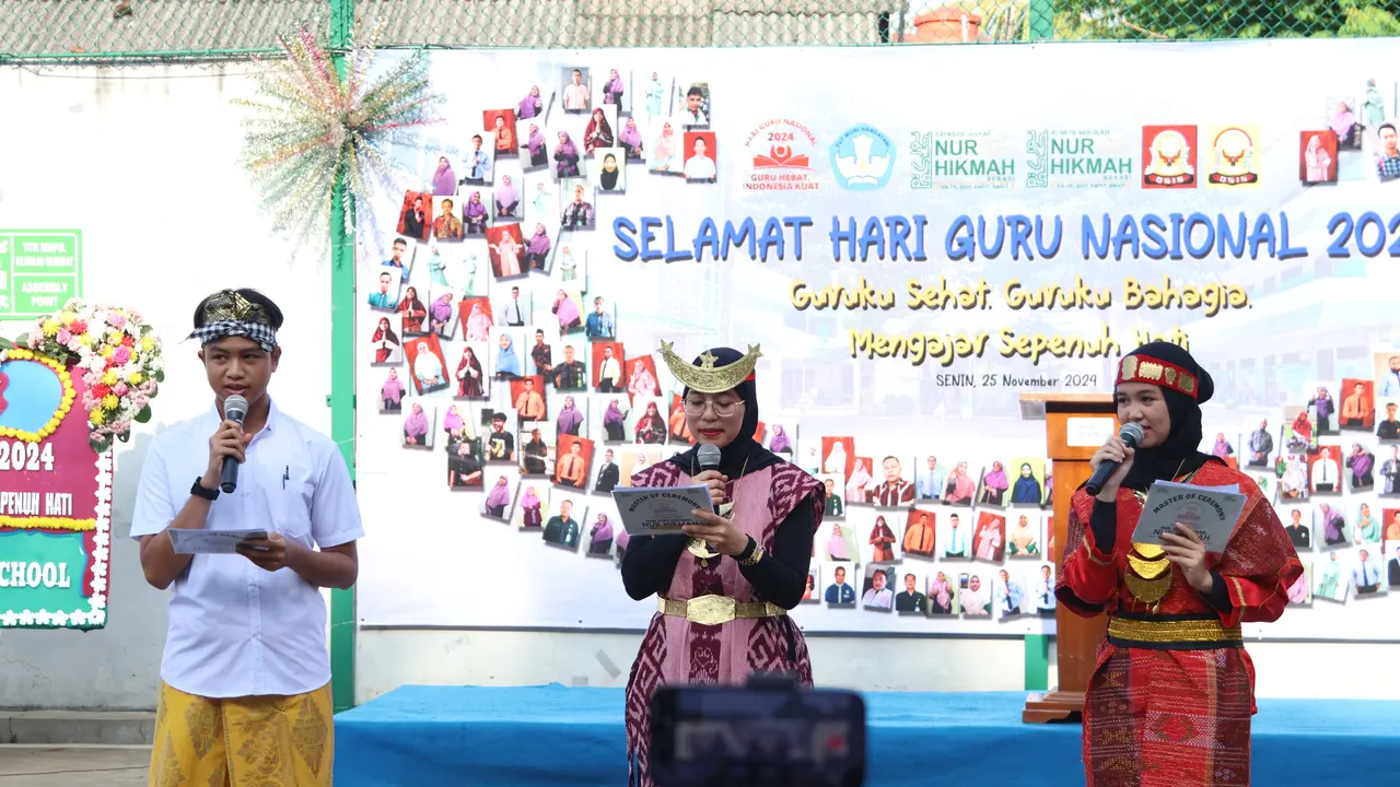 Di Lembaga Pendidikan Islam Nur Hikmah Islamic Fullday School, Bekasi, perayaan Hari Guru tahun ini diwarnai dengan kemeriahan pagelaran seni dan budaya yang bertema "Guru Ku Sehat Guru Ku Bahagia dan Mengajar Sepenuh Hati".