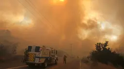 Kebakaran hutan yang disebut Kebakaran Sand, terjadi sejak Jumat (22/07) siang di area Sand Canyon dekat Santa Clarita dan angin menggerakkan api menuju Hutan Nasional Angeles, AS (24/7). (REUTERS / Jonathan Alcorn)