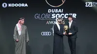 Pemain Atletico Madrid, Joao Felix (kanan) menerima trofi sebagai bentuk penghargaan pada ajang Dubai Globe Soccer Awards 2019, di Dubai, Minggu (29/12/2019).  (AFP / Dubai Globe Soccer Awards)