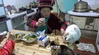 Selama delapan tahun terakhir, nenek asal Tiongkok ini telah mengadobsi dan merawat ratusan hewan liar.