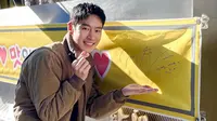 Lee Je Hoon mengenakan jaket aviator. (Dok: Instagram @leejehoon_official)